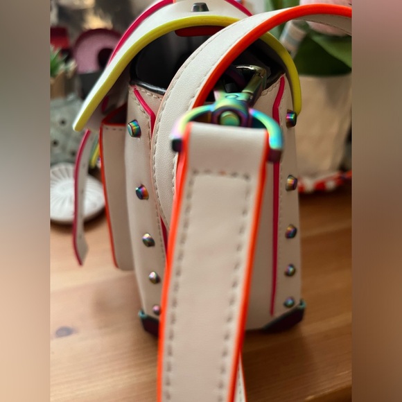 EUC beautiful Michael Kors Manhattan cross body bag with detachable strap. - Picture 3 of 9